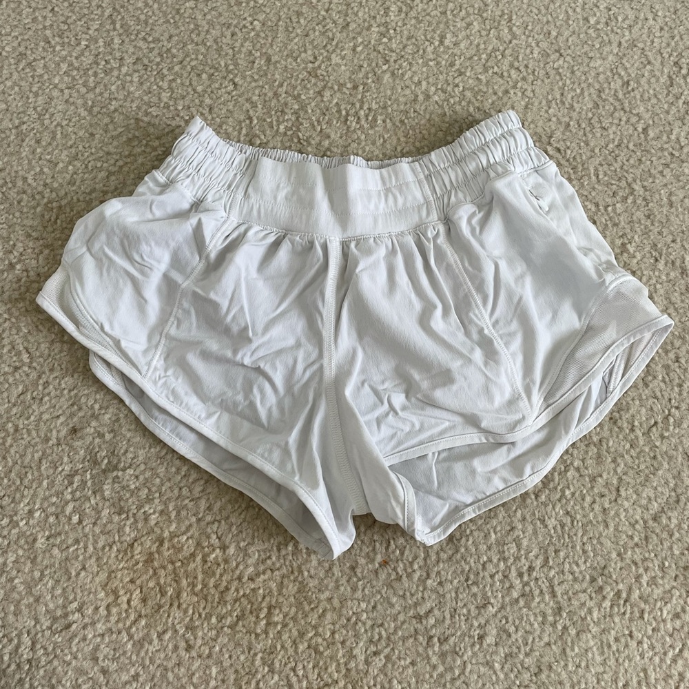 White Lululemon Hotty Hot Short (2.5 in)